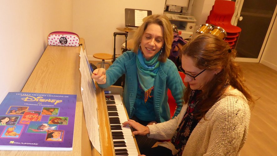 Laetitia Carlone et l’une de ses élèves Karine au piano.
