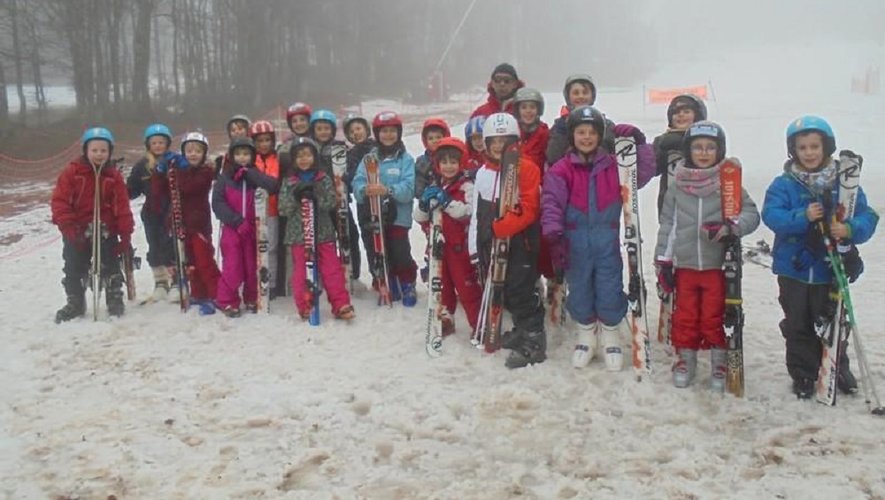 Les écoliers en classe découverte ski
