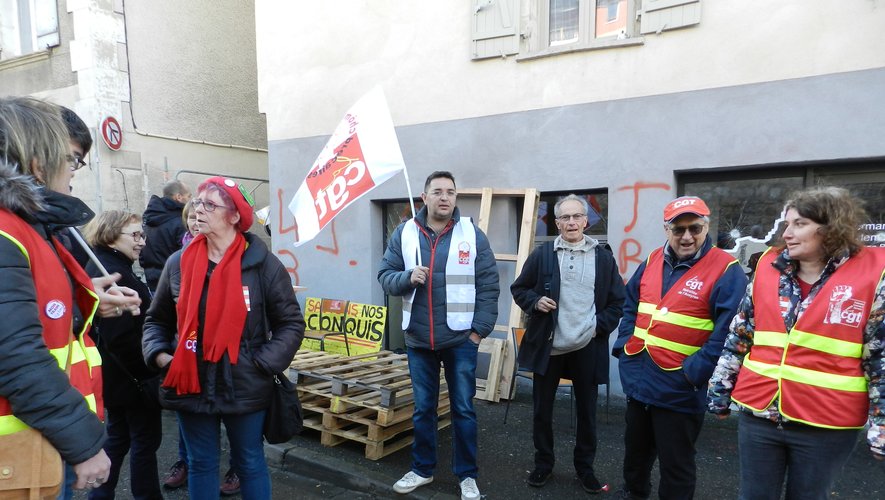 À Villefranche-de-Rouergue, la permanence de la députée Anne Blanc a fait office de point de rendez-vous des opposants. Le local a été tagué et caillassé. 