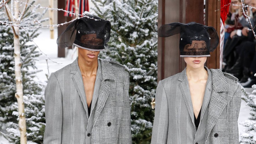 Thom Browne fait sensation en faisant défiler des duos vêtus de la même façon, présentant des grands classiques comme le blazer, le manteau droit, ou le tailleur. Paris, le 1er mars 2020.