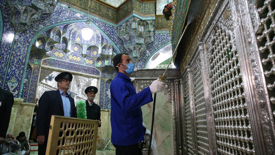Des travailleurs sanitaires iraniens désinfectent le sanctuaire de Fatima Masoumeh pour empêcher la propagation du coronavirus