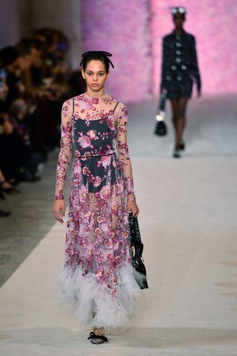 C'est une mode simple, épurée, sans chichi, qu'a présenté Giambattista Valli rendant hommage au style chic effortless de la Parisienne avec beaucoup de noir et de fleurs. Paris, le 2 mars 2020.