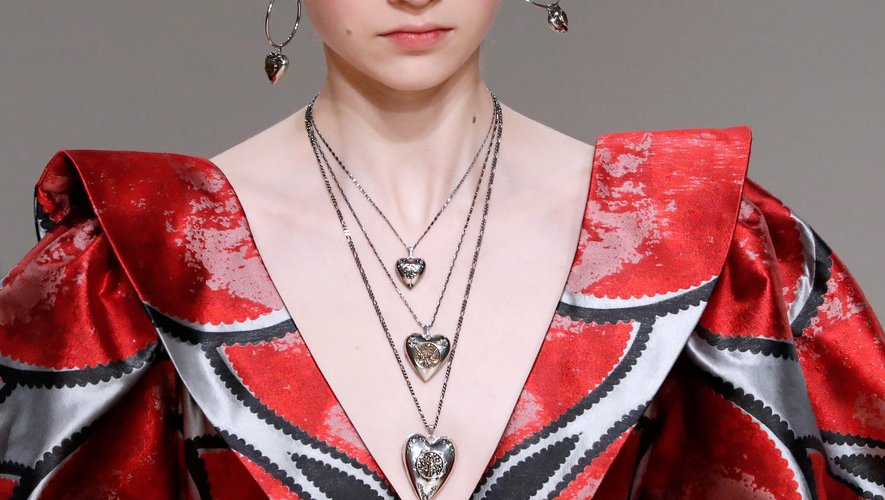Côté bijoux, Alexander McQueen mise sur l'accumulation et la superposition avec des colliers et des boucles d'oreilles en forme de coeurs. Paris, le 2 mars 2020.