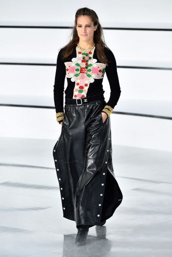 Chez Chanel, les mannequins avancent d'un pas assuré dans des pantalons à boutons-pression, entre force et romantisme. Peu de robes cette saison, et une inspiration équestre à travers plusieurs silhouettes. Paris, le 3 mars 2020.