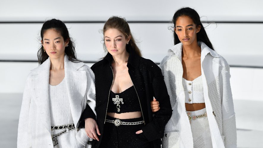 Pour la final du défilé Chanel, les mannequins avancent ensemble, par deux ou trois, bras dessus, bras dessous, pour souligner et renforcer les liens entre chaque femme. Paris, le 3 mars 2020.