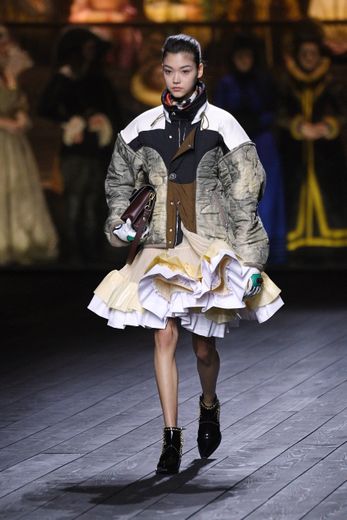 Louis Vuitton interroge sur le passé, le présent et le futur avec une collection qui convoque toutes les époques. On voit notamment des jupes des siècles derniers côtoyer des vestes modernes. Paris, le 3 mars 2020.