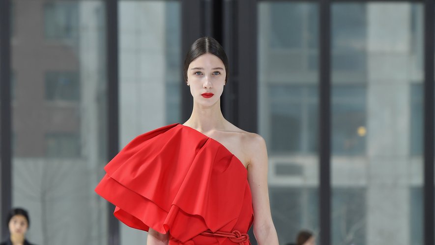 Total look rouge chez Carolina Herrera. New York, le 10 février 2020.