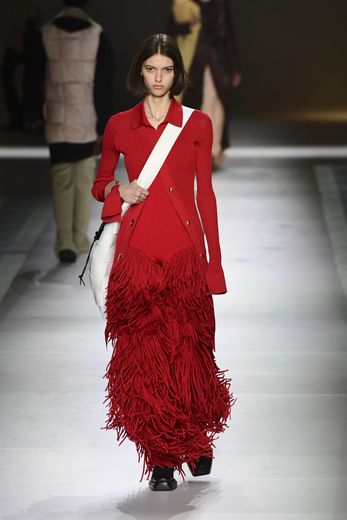 Le rouge tout en franges chez Bottega Veneta. Milan, le 22 février 2020.