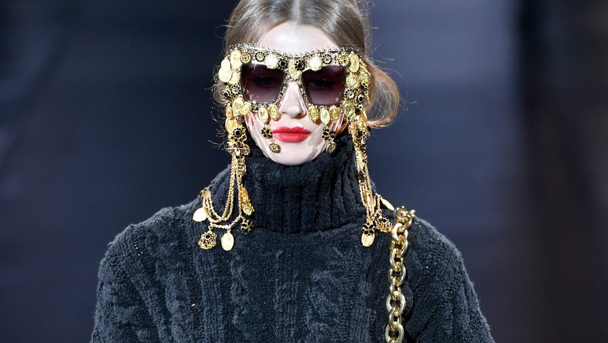 Les solaires recouvertes de bijoux par Dolce & Gabbana. Milan, le 23 février 2020.