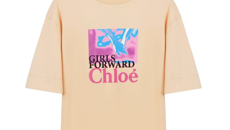 Le T-shirt "Girls Forward" de Chloé pour soutenir les programmes de l'UNICEF en faveur de l'égalité des sexes.