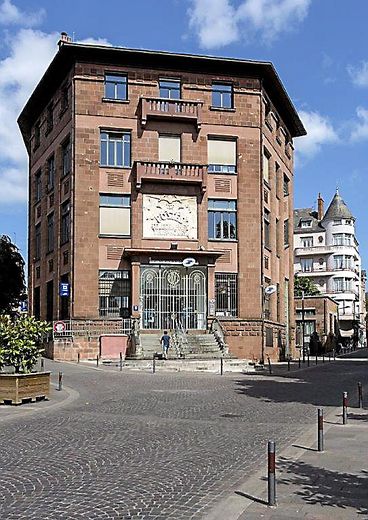 La façade de l’Hôtel des Postes aux décors et aux ferronneries Art déco.