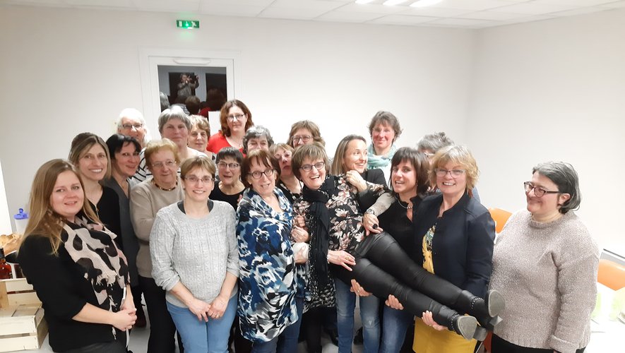 Au centre Nadine Galibert, Andrée Vernhes, présidente, entourées, des bénévoles, des salariées de l’associationet des infirmières du secteur.
