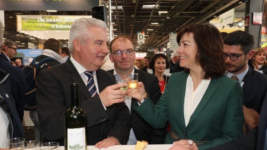 La présidente de la région Occitanie, Carole Delga, et le conseiller départemental, Jean-Claude Anglars, sur le salon avec dégustation du vin d’Estaing.