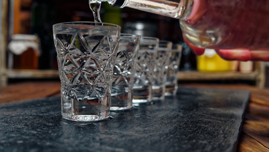 "Les gels désinfectants doivent contenir au moins 60% d'alcool. La vodka artisanale Tito's contient 40% d'alcool et ne respecte donc pas" ces recommandations, indique le message.