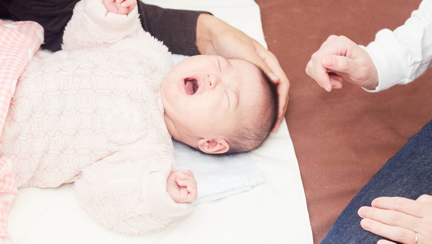 Une étude montre que la plupart des bébés se développent bien malgré le fait que les parents interviennent immédiatement ou non à leurs pleurs.