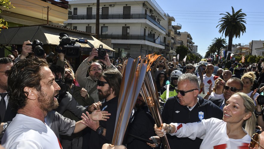 Le parcours de la flamme olympique a été interrompu à Sparte, où la foule s'était massée. Sur cette portion, l'acteur gréco-américain Billy Zane a relayé la flamme ainsi que le comédien britannique Gerard Butler.