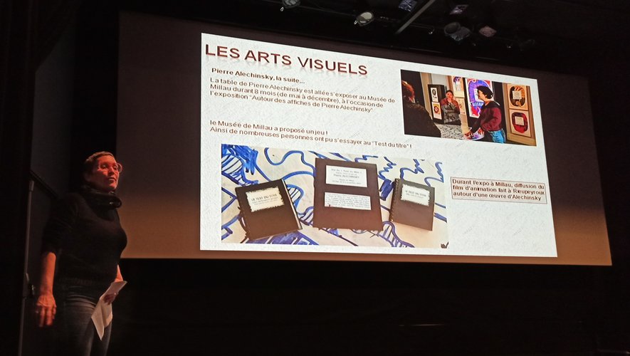 Nathalie Bouillard présentant la partie « arts visuels » du bilan annuel.