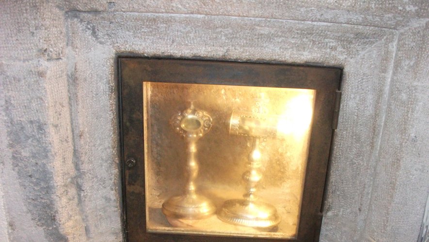 Les reliques de saint Eutrope à l’intérieur de vitrines sécurisées