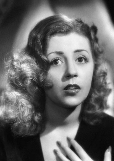 L'actrice Suzy Delair pose en 1950, pour les studios photographiques Harcourt à Paris.