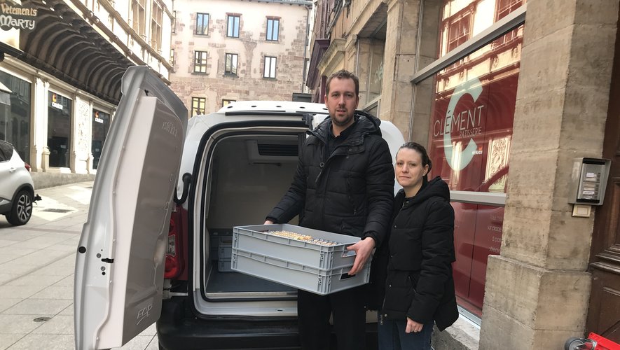 Les pâtissiers ruthénois ont eu la bonne idée d'offrir leurs gâteaux avec le personnel de l'hôpital de Rodez.