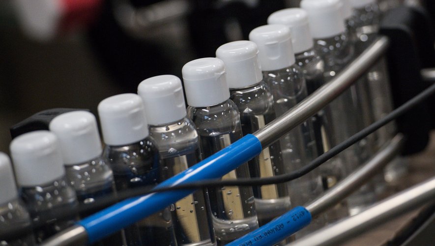 De nombreux acteurs du secteur du luxe, dont L'Oréal, s'engagent à produire du gel hydro-alcoolique.