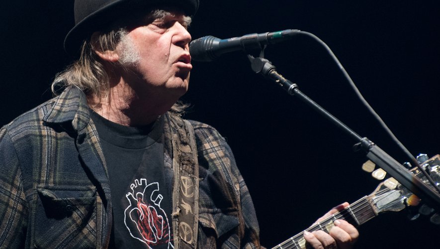 Neil Young a annoncé qu'il donnerait des concerts avec l'aide de son épouse l'actrice et réalisatrice Daryl Hannah.