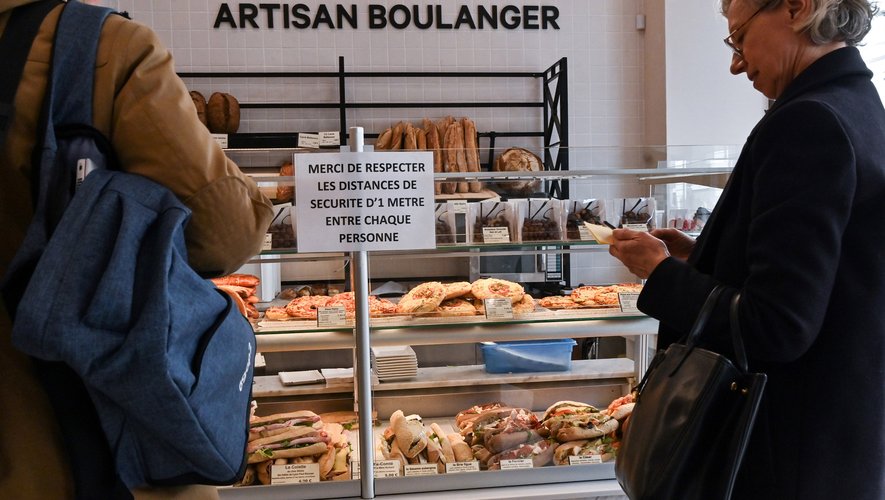 En France, la population s'est aussi ruée sur les boulangeries, inquiète à l'idée que la crise du coronavirus puisse entraîner une pénurie de pain et, notamment, de la baguette nationale