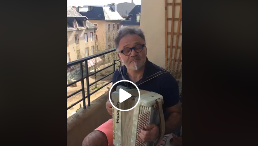 Place de la Madeleine à Rodez, on joue de l'accordéon...