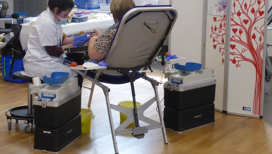 Une patiente donnant son sang mardi dernier à l’Espace A. de Saint-Exupéry.