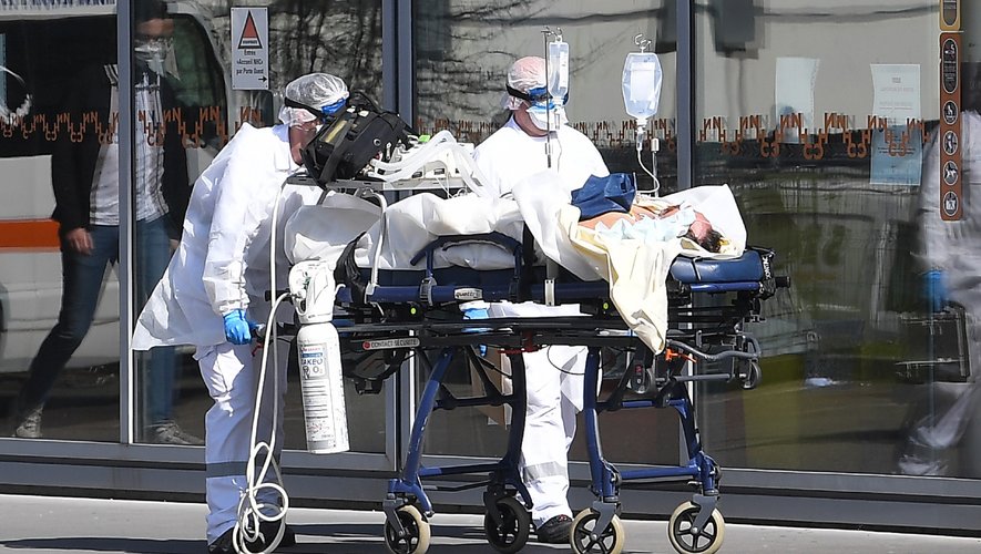 Le coronavirus a tué 860 personnes dans l'Hexagone depuis le début de l’épidémie et 2.082 patients étaient lundi soir en réanimation, a annoncé le ministre de la Santé Olivier Véran.