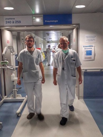L’infectiologue Simon Ray  (à gauche), hier dans les couloirs de l’hôpital, aux côtés du médecin en chef du service des maladies infectieuses, Bruno Guérin.