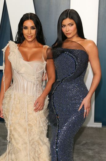 Kim Kardashian (à gauche) et Kylie Jenner (à droite) assistent à la soirée Vanity Fair organisée après celles des Oscars, le 9 février 2020.