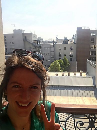 Laura à sa fenêtre « sud » également à Paris (19e arrondissement)