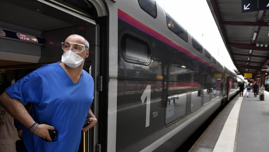 An emergency physician stands in a medicalised TGV at Nancy train station as 24 COVID-19 patients are transfered for Bordeaux, Libourne, Pau and Bayonne, on March 29, 2020.