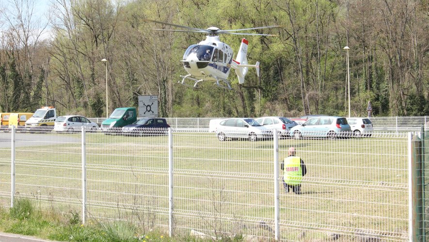 Le SAMU de Rodez est arrivé par hélicoptère.