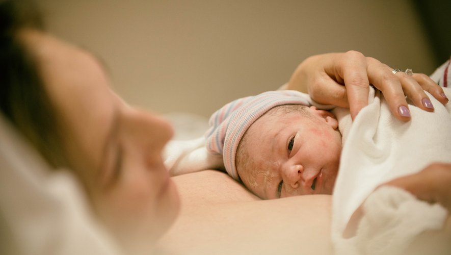 Le contact peau à peau entre la mère et l'enfant serait bénéfique au développement neurophysiologique des bébés.