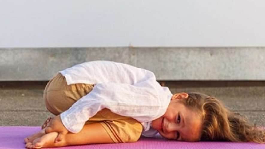 Posture de yoga spécifique adaptée pour votre enfant à faire avec lui.