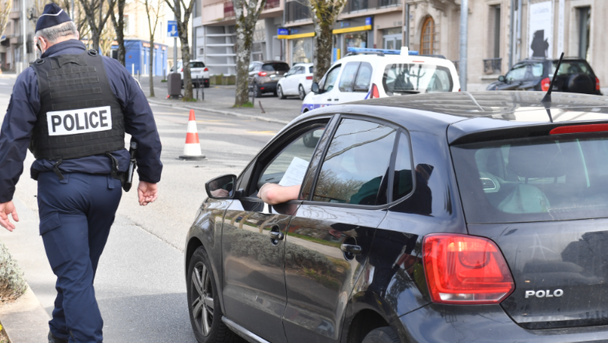 Selon le directeur départemental, aucun policier n'est touché en Aveyron.
