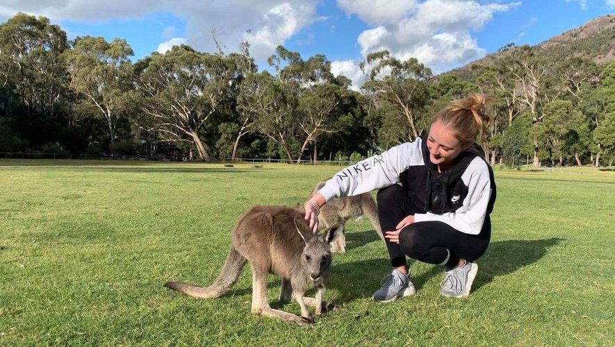 Erin avec les kangourous dans un parc près de Melbourne