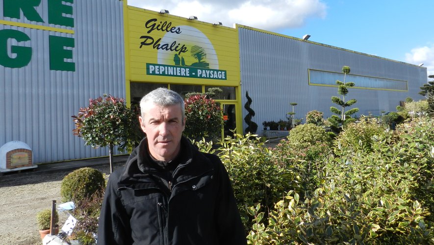 Gilles Phalip, comme les autres horticulteurs, essaie de faire front.
