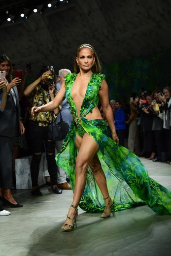 Le vert en motifs tropicaux chez Versace. Milan, le 20 septembre 2019.