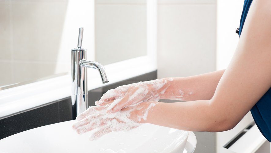 L'Académie nationale de médecine rappelle l'importance de se laver régulièrement les mains pendant au moins 20 secondes en incluant le bout des doigts, les espaces interdigitaux, les ongles et les poignets.