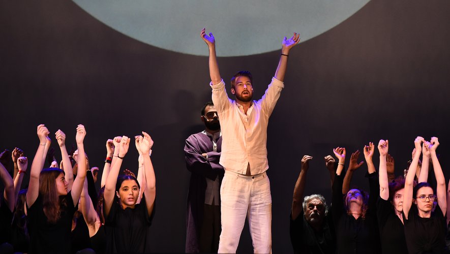 Le Français Yoann Dubruque et sa troupe lors de l'opéra lors du festival lyrique d'Aix-en-Provence de 2018