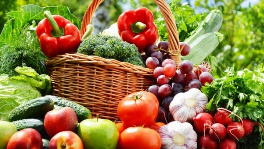Les fruits et légumes de saison sont disponibles chez les producteurs locaux.