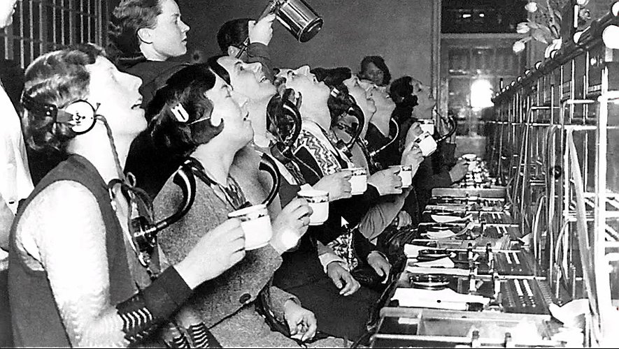 Londres 1918. Les opératrices d’un standard téléphonique en pleine séance de bain de bouche désinfectant.