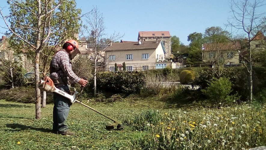Armé de sa débroussailleuse, François Andrieu nettoie le jardin public./Photo DDM