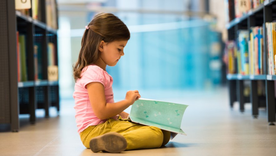 La lecture de livres informatifs nourrit le désir d'apprendre chez les enfants.