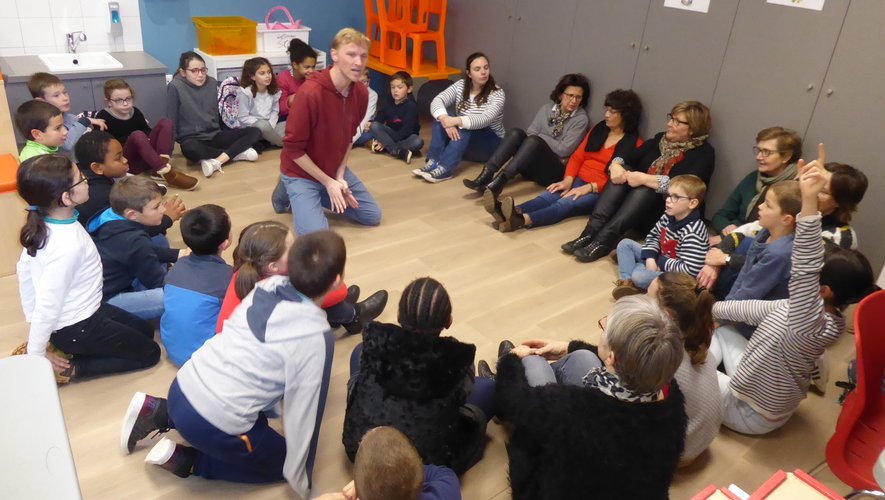 Les participants, bénévoles et enfants, lors du dernier atelier le 5 marsautour du directeur de la MJC Rémi Planchenault avant le confinement.