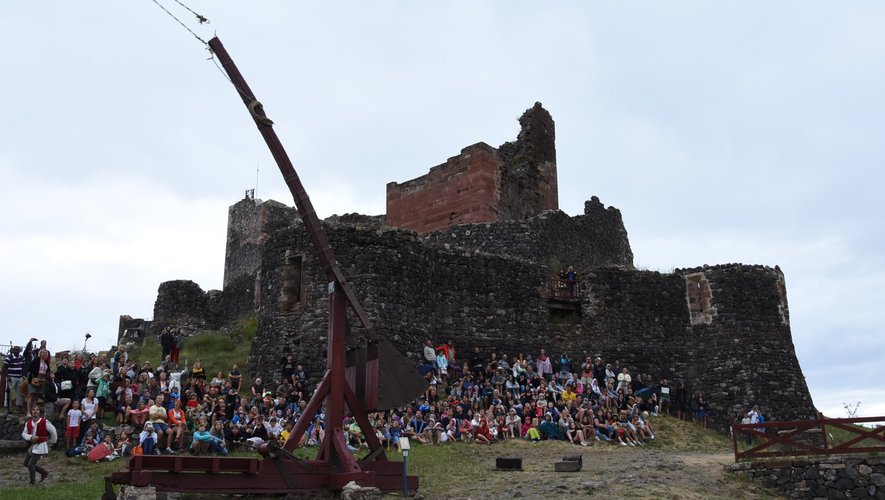 Chaque été, de nombreux visiteurs se pressent pour découvrir l’histoire du château.