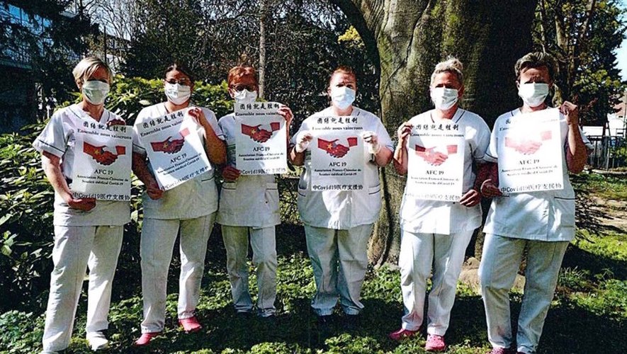 Une équipe de soignants de la Clinique du Diaconat-Roosevelt pose dans le parc de l’établissement, à Mulhouse, après avoir reçu des dons de masques de l'AFC 19.